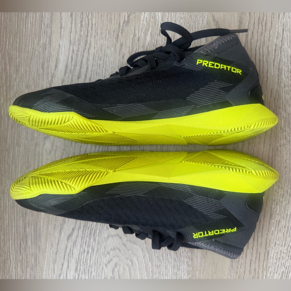 Adidas Predator indoor soccer shoes in great condition! ⚽️